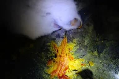 イジェン山の火山ガスの熱気と黄色い硫黄
