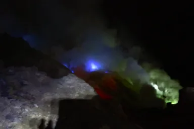 イジェン山の大量の火山ガスで青い炎がかすむ
