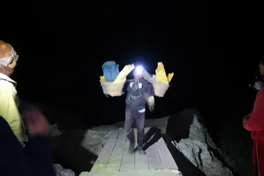 イジェン山の硫黄を運ぶ労働者の姿