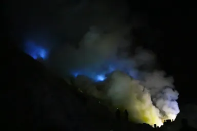 イジェン山の風に揺れる火山ガスの中の青い炎の景色