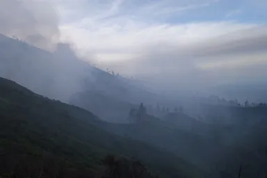 イジェン山の山の斜面を這って降りていくのは雲海ではなくガスの煙が広がっている様子