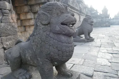 ボロブドゥールの内側の仏塔を見守るようなかわいらしい獅子の姿