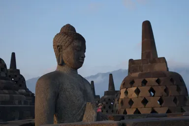 ボロブドゥールの仏塔で穏やかな表情の仏像