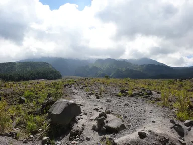 カリウランのムラピ山の噴火跡の荒涼とした斜面に足を踏み入れる