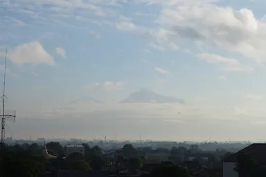 大きなムラピ山がそびえるジョグジャカルタの街の風景