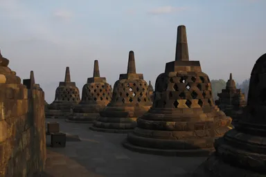 いくつもの小さな仏塔が並ぶボロブドゥールの上部の光景