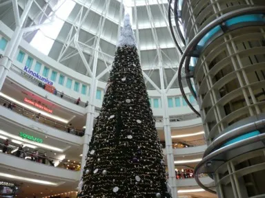 クアラルンプールのモールの巨大クリスマスツリー