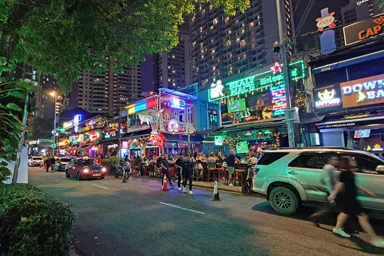 クアラルンプールの夜の派手なバーストリート