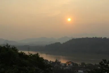 プーシーの丘から眺めるメコン川に沈むルアンパバーンの夕日