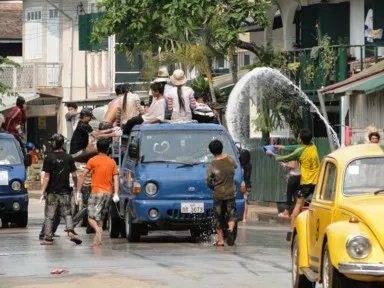 ルアンパバーンのピーマイラオの水と粉と泥のバトルを展開する祭りの若者たち