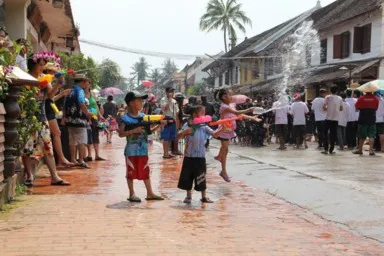 ルアンパバーンのピーマイラオの水かけ祭りで重装備の子供たち