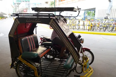 マニラのバイクの横に乗る場所を付けたバイクタクシー