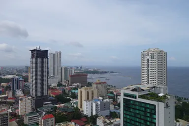 マニラの海と高層ビル群を上から眺める景色