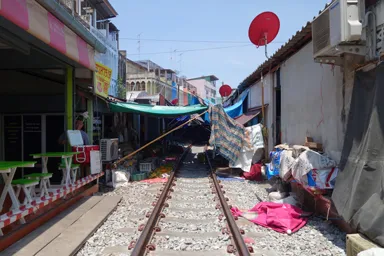 ただの線路からメークロン市場が始まる入口はテントが張られていてかがんで侵入