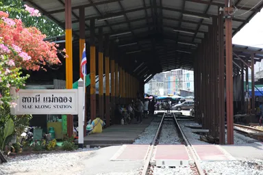 メークロン駅の巨大な屋根が付いた先には行き止まりのように市場が並んでいる様子
