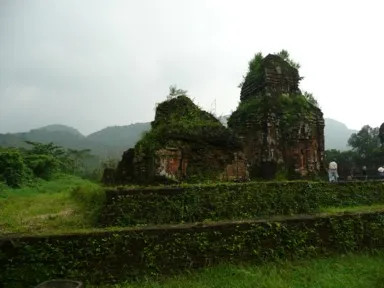 ジャングルに埋もれたミーソンの古代のヒンドゥー寺院