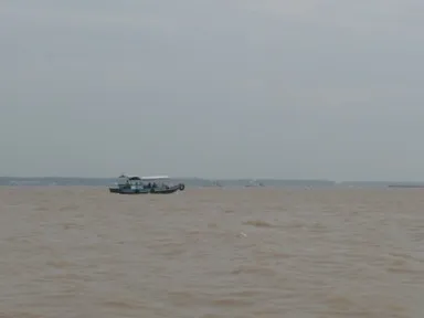 ミトーのメコン川が海にたどりつく直前の広大な海のようになった河口の風景