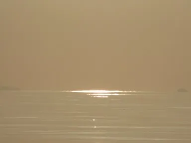 パンガン島に向かう船の凪で太陽が海面に反射する様子