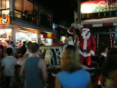 満月とクリスマスイブが重なりサンタであふれるパンガン島のハードリンの町