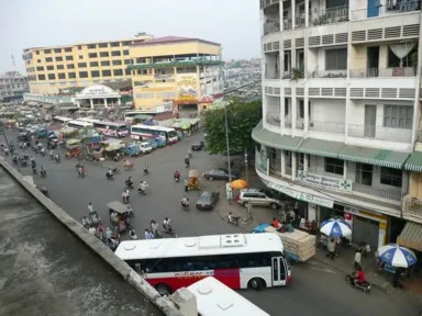 ホテルから眺めるプノンペンの人と車とバスが行き交う街並み