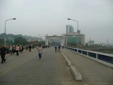 ベトナムと中国の国境にあるラオカイの橋