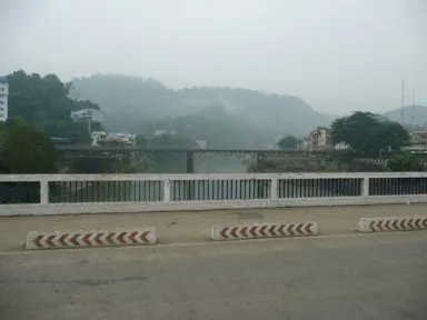 ラオカイの国境の橋の向こうはのどかな山