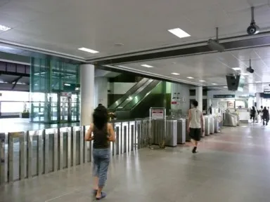 シンガポールの地下鉄の近代的な駅