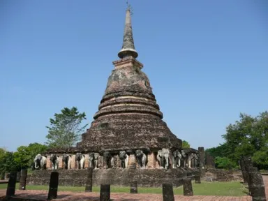 スコータイのワット・ソラサックのたくさんの象が土台を支える仏塔