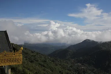 山頂からは遠くまで見えるチャイティーヨーの山の風景