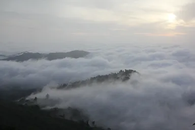 チャイティーヨーの下界には厚い雲が這っている様子