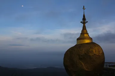 早朝にまだ残る月とゴールデンロックがある景色
