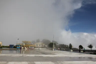 チャイティーヨーの山頂は晴れでも突然ダイナミックな雲が現れる姿