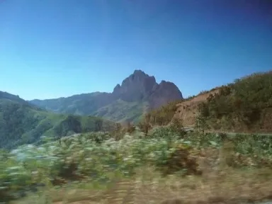 低い山と曲がりくねった道が続くバンビエンの周辺の景色