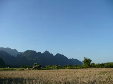 バンビエンの山の景色と何もない田舎の景色