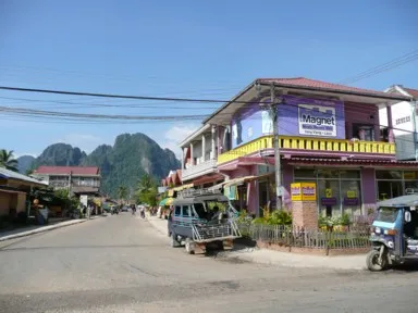 バンビエンの町の中にもとんがった奇岩の山がせまる光景