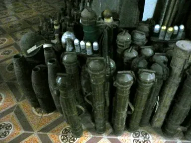 シェンクワンのベトナム戦争時代の武器や地雷が無造作にたくさん並べられた様子