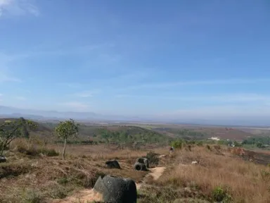 ポーンサワンのジャール平原とつぼが点在する光景