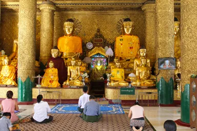 ヤンゴンのシュエダゴォン・パヤーの老若男女が自然に祈る様子